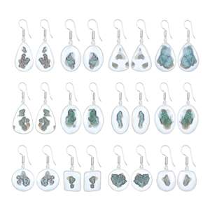 Boucles d'oreilles pendantes élégantes en pierres précieuses, bijoux faits à la main en agate mousse solaire naturelle, laiton plaqué argent, cadeau pour femme, idéal pour les fêtes - Product Image 1