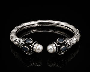 Brazalete de Moda en Latón Plateado Oxidado, Unisex, con Perlas de Piedra Antiguas, Joyería Kada, Regalo - Product Image 4