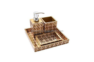 Ensemble de salle de bain en résine écologique peint à la main avec organisateur Love pour les intérieurs modernes et classiques - Product Image 3