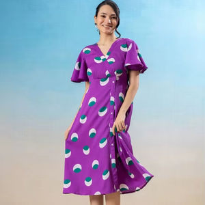 เดรสผู้หญิงแขนระบายทรงเอวธรรมชาติ ลายดอกไม้ คอวี ความยาวปานกลาง เหมาะสำหรับฤดูร้อน เป็นมิตรต่อสิ่งแวดล้อม - Product Image 1