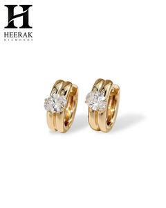 ต่างหูเพชรทรง Huggie แบบสองวง ดีไซน์หรูหรา เพชร Radiant Cut ทอง 14K ต่างหูแบบวงแหวนไขว้สำหรับผู้หญิง - Product Image 2