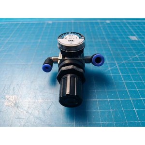 Regulador de Aire Neumático Miniatura SMC AR1000-M5BG Usado Como Parte del Equipo Legacy Semiconductor - Product Image 1