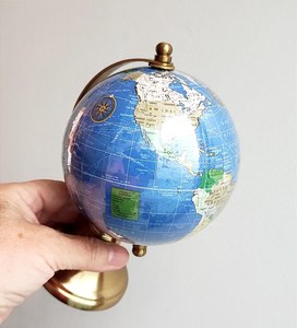 Globo terráqueo de acero inoxidable pulido a espejo con detalles del mapa grabados con láser y un pilar de metal sólido y pesado para salas de juntas - Product Image 5