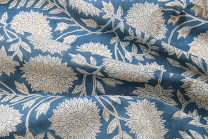 Elegante Tela de Algodón con Estampado Floral Indigo Hecho a Mano en India, Base Azul con Flores Blancas - Product Image 3