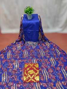 La tradición atemporal: lujoso dirac francesío con trabajo de cuentas de piedra y tela de gasa para ocasiones especiales. Vestido de tela. - Product Image 2