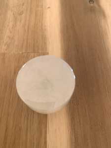 Boutons de porte ronds en résine au design côtier élégant avec finition brillante, couleurs vibrantes, écologiques, faits à la main pour les portes de placards modernes - Product Image 3