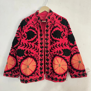 Veste courte en coton brodé Suzani rose et noir, style bohème chic, motif floral ethnique, pour femmes, idéale pour les festivals - Product Image 1