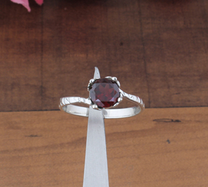 Bague solitaire classique bohème délicate en argent sterling 925 sertie de grenat rouge taille brillant, faite à la main, certifiée unisexe - Product Image 4