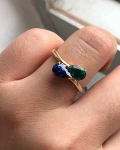Anillo de compromiso Toi Et Moi con circonita cúbica de corte pera verde y azul de 2.50 CTW, anillo de promesa de oro de 14K para ella - Product Image 1
