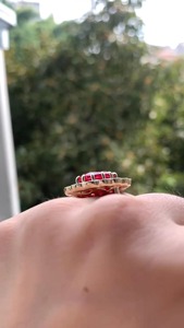 Bague de fiançailles ovale 5,0 carats en rubis rouge naturel et diamants, avec halo en or jaune massif 14 carats et alliance de mariage en moissanite pour femme - Product Image 2