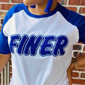 Camiseta Zeta Phi Beta de Manga Raglán Azul y Blanca con Bordado de Letras Griegas en Chenilla para Mujer, Corte Elegante - Product Image 6