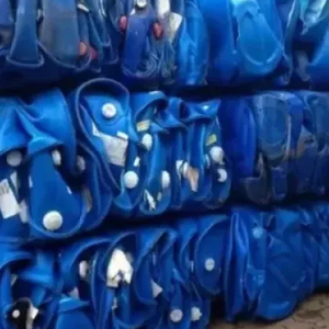 Bales de Residuos de Botellas y Bidones de HDPE Limpios y Clasificados para Reprocesamiento y Fabricación de Productos Plásticos - Product Image 2