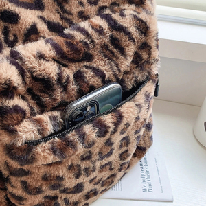 Sac à dos de voyage scolaire en fausse fourrure pelucheuse à imprimé léopard de luxe personnalisé pour femmes et filles - Product Image 5