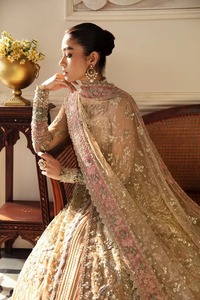 Vestido de Novia Pakistaní de Diseño de Alta Gama para una Celebración de Boda Lujosa, con Apliques Florales en 3D y Adornos de Cristal - Product Image 6