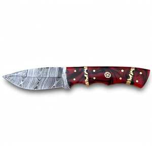 Couteau de camping à lame fixe en acier Damas artisanal avec manche en résine rouge tourbillonnante, entretoises en laiton et mosaïque - Product Image 1