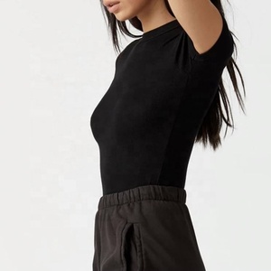 Camiseta negra ajustada acanalada de cuello redondo de alta calidad, camisetas lisas ecológicas para mujer, Camisetas Básicas de cuello redondo - Product Image 3