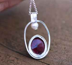 Collar con colgante de rubí y perla hecho a mano, plata de ley, piedra de nacimiento de julio, elegante joya de piedras preciosas, regalo para ella - Product Image 2