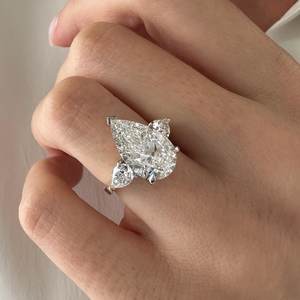 Anillo de Tres Piedras con Diamante Cultivado en Laboratorio de 4 Quilates en Forma de Pera, E VVS2, 4.7 Quilates en Total, Anillo Trilogía de Dos Tonos, Certificado IGI - Product Image 2