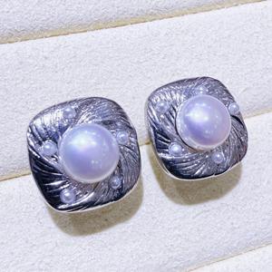 Boucles d'oreilles classiques en argent S925 de style rétro médiéval, avec perles d'eau douce carrées - Product Image 1