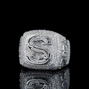 Anillo de Moissanita de Hip Hop Personalizado Patrón 3D Plata de Ley 925 Con Moissanita Diamante Letra Nombre Anillo de Campeonato - Product Image 2