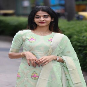 Conjunto de Kurta, Pantalón y Dupatta de Seda para Mujer VASTRA COTTAGE con Elegante Trabajo de Tejido y Borde de Encaje, Ideal para Fiestas - Product Image 2