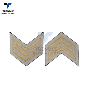 Épingles de sécurité personnalisées de haute qualité, écologiques, réutilisables, brodées de 3 bandes dorées, tendance internationale - Product Image 5