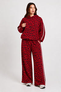 Ensemble de survêtement 2 pièces pour femme, imprimé léopard rouge, comprenant un sweat à capuche premium et un pantalon de jogging en molleton doux à jambe large, style streetwear décontracté - Product Image 1