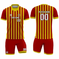 Ensemble d'uniformes de football personnalisés avec maillot, short et chaussettes – Fabricant de tenues de football sublimées haut de gamme