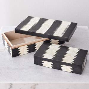 Boîtes à bijoux spacieuses en résine et MDF avec système de rangement à double couche et couvercle à motif élégant pour organiser les accessoires - Product Image 5