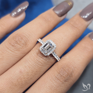 Anillo de Diamantes con Corte Esmeralda de 1 Quilate, Halo de Diamantes Cultivados en Laboratorio, Banda Elegante con Pavé, Oro Blanco - Product Image 4