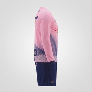 เสื้อฟุตบอลคอกลมพิมพ์ลายแบบรีโทรด้วยความร้อน 100% โพลีเอสเตอร์ สำหรับชื่อทีม ชุดเสื้อและกางเกงขาสั้นแห้งเร็วสำหรับทุกเพศ - Product Image 4