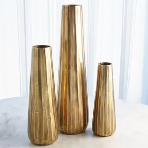 Vase à fleurs en métal doré fait main, produit décoratif élégant pour hôtels de luxe, appartements de luxe, maisons de designers, villas haut de gamme - Product Image 3