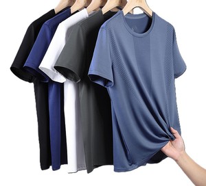 เสื้อยืดผู้ชายสีพื้นทรงหลวม แห้งเร็ว ผ้าไหมน้ำแข็ง ปักโลโก้ตามสั่ง ราคาโรงงานบังกลาเทศจีน รับผลิตแบบ OEM สำหรับฤดูร้อน สวมใส่สบาย - Product Image 1