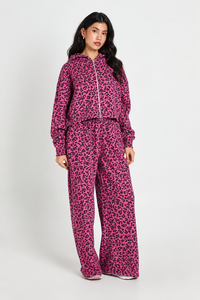 Conjunto de Ropa Deportiva para Mujer, Estampado de Leopardo Rosa, Chaqueta con Capucha y Cierre de Cremallera de Manga Larga y Pantalones Deportivos Anchos para Estilo Urbano - Product Image 3