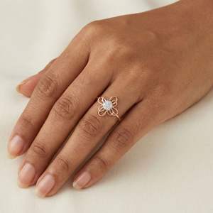 Anillo de Diamante Natural Redondo Brillante de 0.07 Quilates en Oro Amarillo Sólido con Certificación IGI, Calidad VS SI, Joyería Fina - Product Image 1