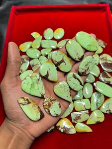 พลอยคริสโซเพรสสีเขียวธรรมชาติ รูปทรงคาโบชองขัดเงา งานแฮนด์เมด MH GEMS พร้อมใบรับรองจากผู้เชี่ยวชาญ  แบบเม็ดพลอยเดี่ยว - Product Image 1