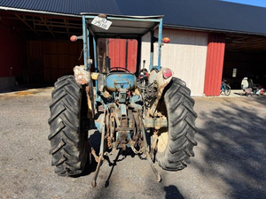 Tracteur agricole Ford 4000 de 1971 - Product Image 3