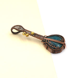 Colgante de Apatita al por mayor con alambre de guitarra, chapado en oro de 18K, cuerda de cobre, inspirado en la música bohemia, con corazón de piedra preciosa, llamativo. - Product Image 4