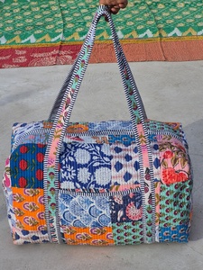 Sac de voyage en toile imprimé à la main avec motifs floraux, bleu et rose, grande capacité, sac de week-end, fermeture éclair textile - Product Image 3