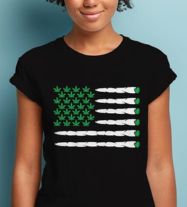 T-shirt noir à manches courtes pour homme, imprimé drapeau américain et feuille de cannabis, coupe classique, col rond, jersey décontracté, tee-shirt graphique, pour tous les jours - Product Image 4