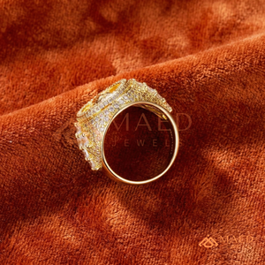 แหวนศาสนาเคลือบทอง 18K14K – ดีไซน์รูปวงรีพระแม่มารีแบบโดดเด่น ประดับเพชรทรงบาแกตต์ – เครื่องประดับศรัทธาสมัยใหม่ - Product Image 4