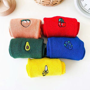 Calcetines gráficos vintage estilo streetwear, de algodón transpirable, para uso diario, diseño moderno para marcas de moda, venta al por menor y al por mayor. - Product Image 4