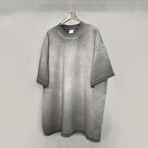 Camiseta Urbana para Hombre con Bolsillos Tipo Cargo, Moda Streetwear, Logotipo Personalizado, Venta al Por Mayor Internacional, Outfitize - Product Image 2