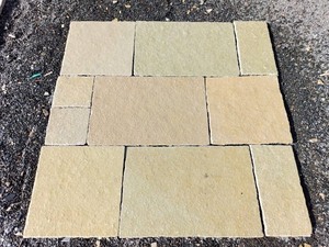 Calcaire jaune doré durable avec dos calibré offrant une surface naturelle antidérapante idéale pour les terrasses de piscine en pavage extérieur - Product Image 2