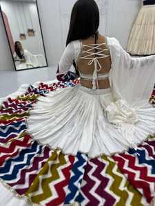 Conjunto Tradicional de Lehenga Choli de Algodón con Estampado en Zigzag y Adornos de Espejo para Mujeres, para Bodas y Fiestas en India y Pakistán - Product Image 2
