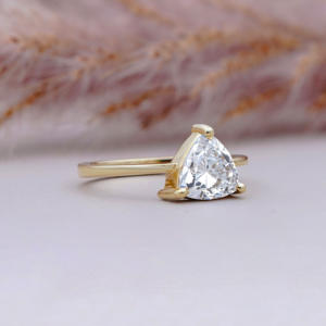 Bague de fiançailles solitaire minimaliste en diamant taille trillion, diamant de laboratoire - Product Image 2