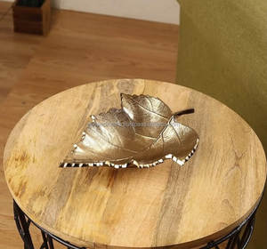 Bandeja de Metal con Diseño de Hojas – Perfecta para Servir, Almacenar o Simplemente Realzar la Decoración de tu Hogar - Product Image 1