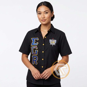 เสื้อเชิ้ตผู้หญิง SIGMA GAMMA RHO สีดำ แขนเสื้อแบบแร็กแลน ปักโลโก้ ทรงปกติ ผ้าฝ้าย 100% ระบายอากาศได้ดี เป็นมิตรต่อสิ่งแวดล้อม - Product Image 4