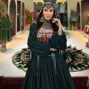 Robes de mariée afghanes Kuchi modernes, vert bordeaux profond, tissu fluide et doux, corsage avant richement orné, dentelle et volants - Product Image 4