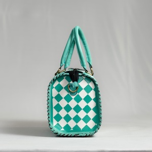 Bolso de Mano de Cuero de Lujo con Diseño de Diamantes Blancos Turquesa, con Panel de Piel de Vaca y Cierre de Cremallera - Product Image 2